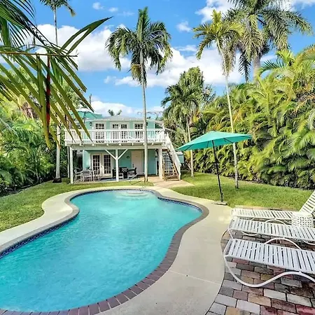 The Blue Pearl - Soak Up Views From A Scenic Poolside Upper Deck Villa